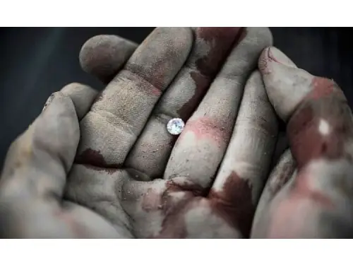 Krwawe diamenty – mroczna historia handlu klejnotami Krwawe diamenty – mroczna historia handlu klejnotami